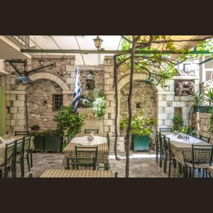Απολαύστε το γεύμα σας στον κήπο μας